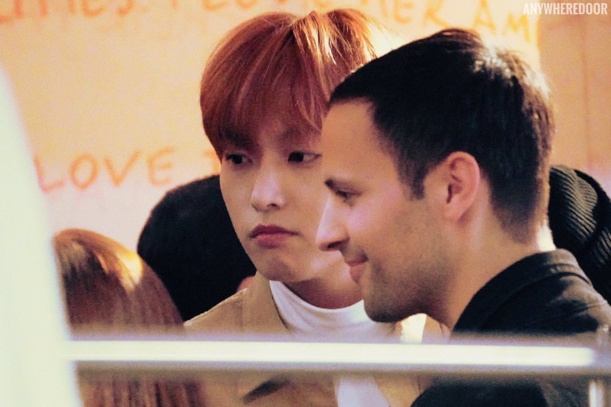 조금 멀리서 보는 인성이를 조아해요
이를테면 사람들 속에 있는 인성이 멀리서 바라보기 . . (˘̩̩̩ε˘̩ƪ)