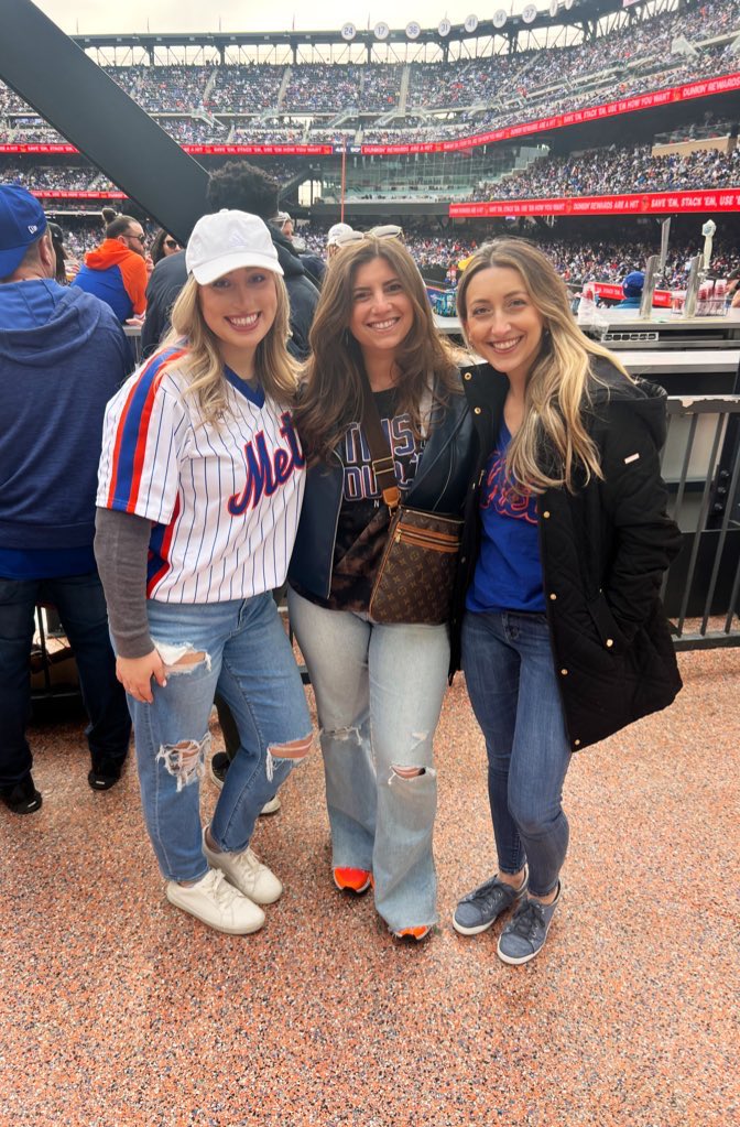 Look who I bumped into at Citi Field yesterday!#LGM #OSDBeWell #PPS <a href="/MrsRandazzo/">Mrs. Randazzo</a> <a href="/AmeliaCariddiSW/">Ms. Cariddi</a> <a href="/OaksSchool3/">Oaks School #3</a> <a href="/OceansideSch2/">Oceanside School #2</a>