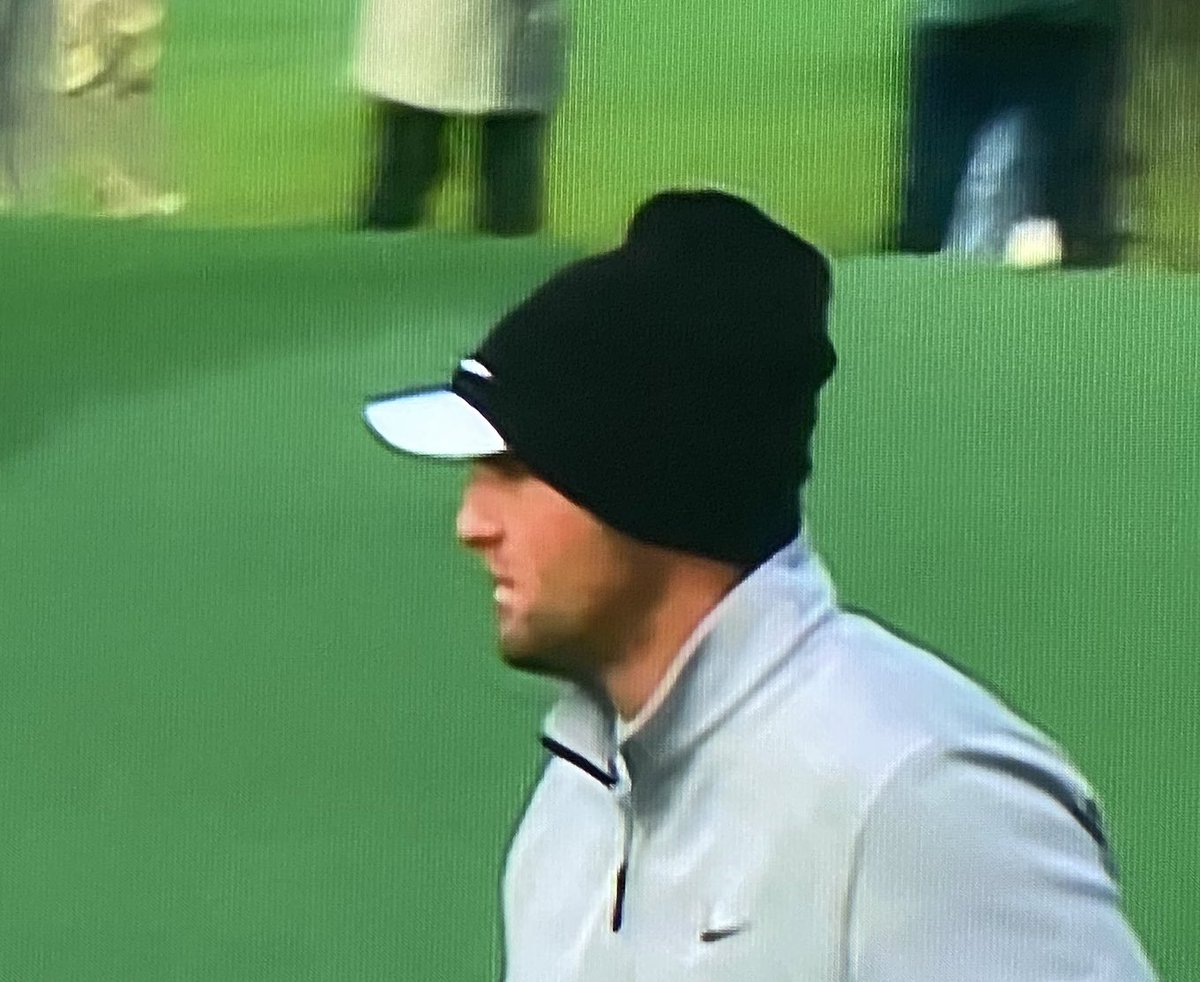 BigSeanQ_'s tweet photo. The dumbest look out there. 

You’ve gotta be able to withstand 48° weather, without steeping to doing this https://t.co/FqRshsXLjK