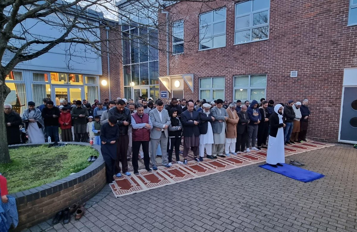 ukim_slough's tweet photo. "Breaking barriers and promoting unity, the unity-iftar gathering was a powerful display of diversity and harmony.
Attended by MP slough Mr @TanDhesi and councillors of more than 12 wards of slough.
#UnityIftar #BreakingBarriers #RamadanSpirit #ukimslough https://t.co/4nYtvYHPHC