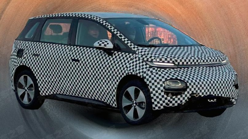 TychodeFeijter's tweet image. #Wuling EQ100 spy shots. A 5-door 5-seat electric car mixing elements of an #MPV and a hatchback. To be positioned above the Bingo. 100+ hp. 400+ range. Launch in Q4 for about $13K. @WulingMotorsID @GM @GMauthority