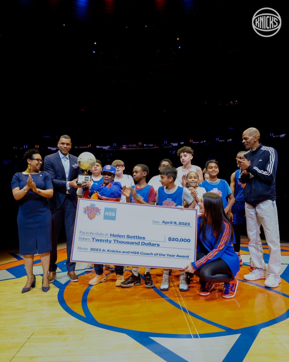 The <a href="/juniorknicks/">Jr. Knicks</a>, <a href="/HSpecialSurgery/">Hospital for Special Surgery (HSS)</a>, Staten Island Councilmember <a href="/KamillahMHanks/">CM Kamillah Hanks</a>, and <a href="/ALLAN_HOUSTON/">Allan Houston</a> proudly present the Coach of the Year award to Helen Settles for her positive impact on Staten Island's youth basketball players, both on and off the court.