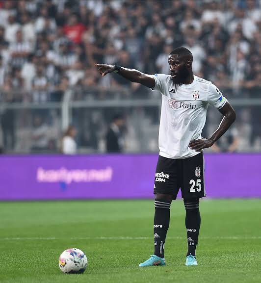 Masuaku’yu beğenmeyenler şu an ne düşünüyorlar çok merak ediyorum ve geldiğinden beri bu adamı savunmanın haklı gururunu yaşıyorum. Masuaku Adriano’dan sonra tarihimizin en iyi yabancı sol bekidir!