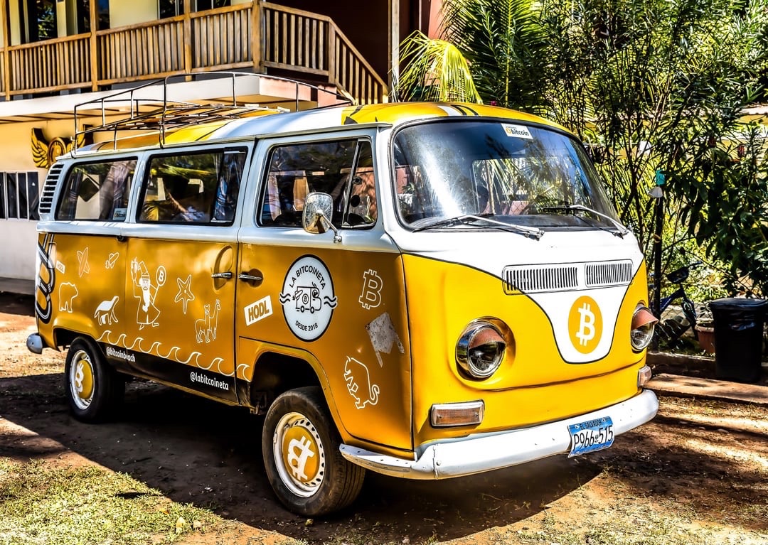 BitcoinMagazine's tweet photo. ☀️ #Bitcoin Bus traveling through El Salvador! 🇸🇻 https://t.co/r7VBUCP89t