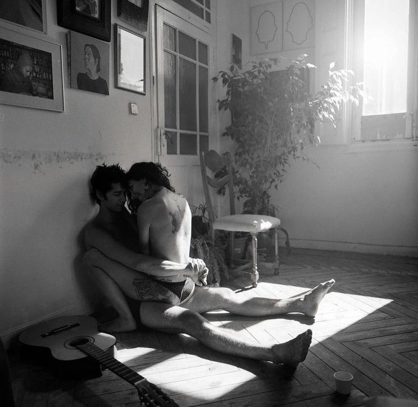 «Si tuviera que escribir un libro de moral, tendría cien páginas y 99 estarían en blanco. En la última, escribiría: no conozco sino un solo deber y es el de amar».
—Albert Camus