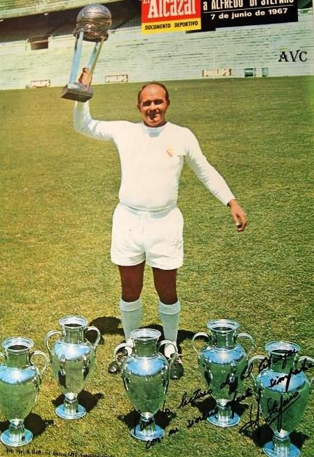 La gente que pone en duda a Alfredo Di Stefano en esta discusión no sabe nada sobre fútbol y la historia del mismo. La Saeta, además de haber ganado tres Balones de Oro y ser el mejor jugador de los años 50, metió más de 500 goles y conquistó 25 títulos (5 Champions y 13 Ligas).