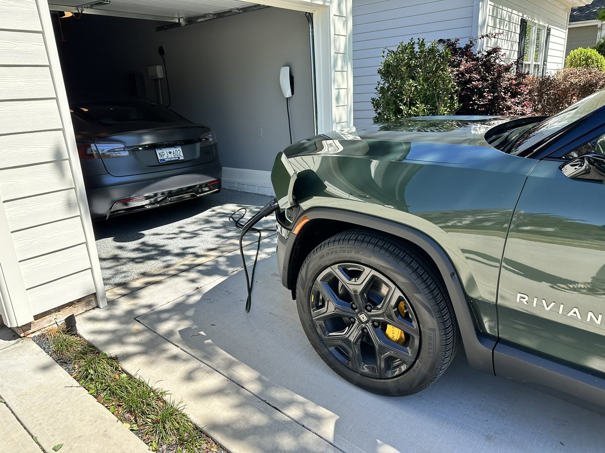 HardyEmery2's tweet image. The #lectron converter works great. Charging the @Rivian R1S perfectly