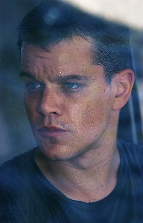 ──No voy a negar que adoro perderme en esas constelaciones que se forman con tus lunares, @Green_Highball. Besar cada una de ellas es mi perdición.