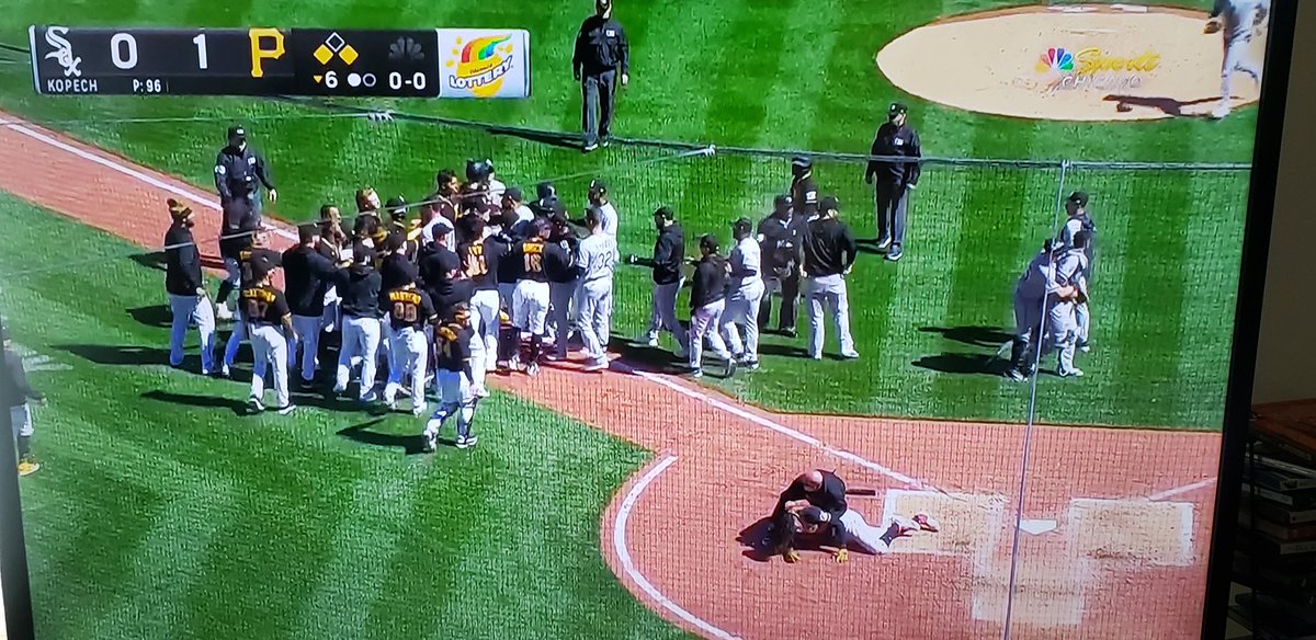 How do you know you are a #SouthSider? You always ready to fight, even on #EasterSunday. <a href="/whitesox/">Chicago White Sox</a> #WhiteSox