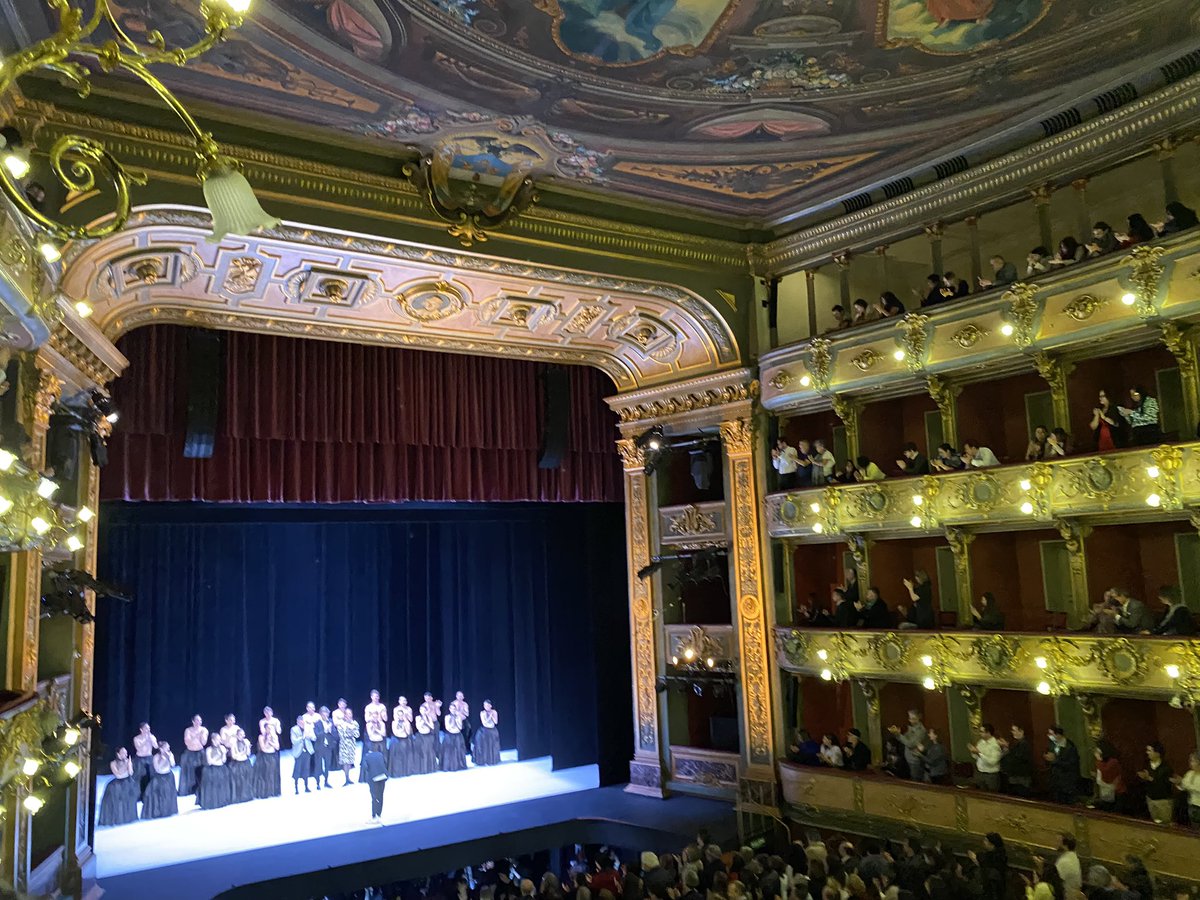 AmbVitezy's tweet photo. Una noche inolvidable en el #TeatroColón asistiendo la función de Győri Balett en el marco del festival #BelleEpouque. Me encantó dar la bienvenida y agradecer al grupo húngaro. 🩰🎭
#HungríaenColombia #colombia #HungarianArt https://t.co/sSl9h4PTeb
