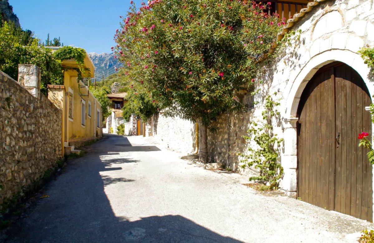 realsparta_gr's tweet photo. 📍 Neos Mystras
The picturesque village in front of the castle-state of Mystras with its traditional streets, stone gates and stone-built mansions is an ideal destination for spring and suitable for nature tours as it has beautiful hiking trails at the exit of the village. https://t.co/SlXEil3Kvg