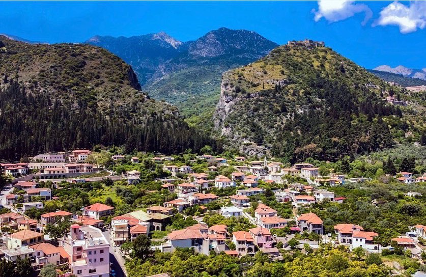 realsparta_gr's tweet photo. 📍 Neos Mystras
The picturesque village in front of the castle-state of Mystras with its traditional streets, stone gates and stone-built mansions is an ideal destination for spring and suitable for nature tours as it has beautiful hiking trails at the exit of the village. https://t.co/SlXEil3Kvg
