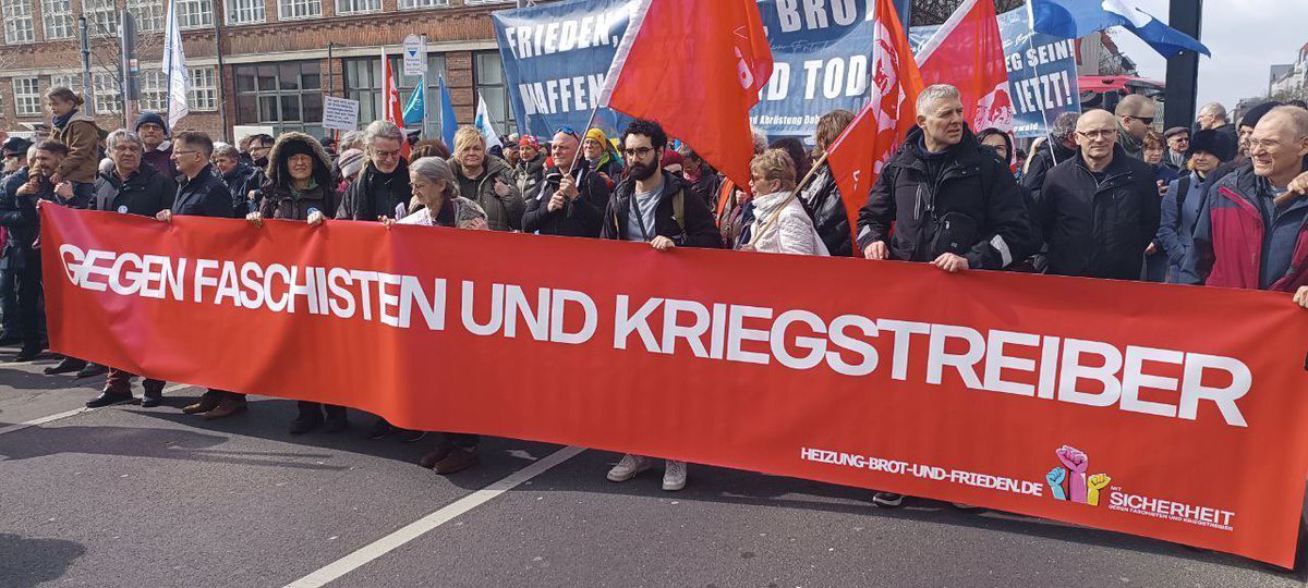 Gestern war Ostermarsch, eine Tradition der Friedensbewegung, die auch in diesen Zeiten fortgeführt wird, weil wichtig! &amp; ja-auch wenn der Hauptfeind im eigenen Land steht, das „gegen“ richtet sich tats. gegen ALLE Kriegstreiber, die ihre Leute aufs Schlachtfeld jagen &amp; zwar alle