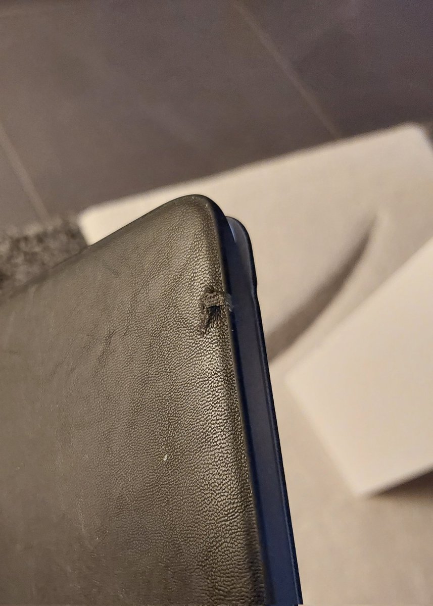 Captaindjidji's tweet image. J'ai recueilli il y a bientôt deux ans ce lapin abandonné...
Il m'a déjà bouffé des livres, des magazines...
Je pensais être tranquille avec ma liseuse...
Il a choisi le jour de Pâques pour s'y consacrer...
Atome, je t'aime mais tu me GAAAAVES!!!!