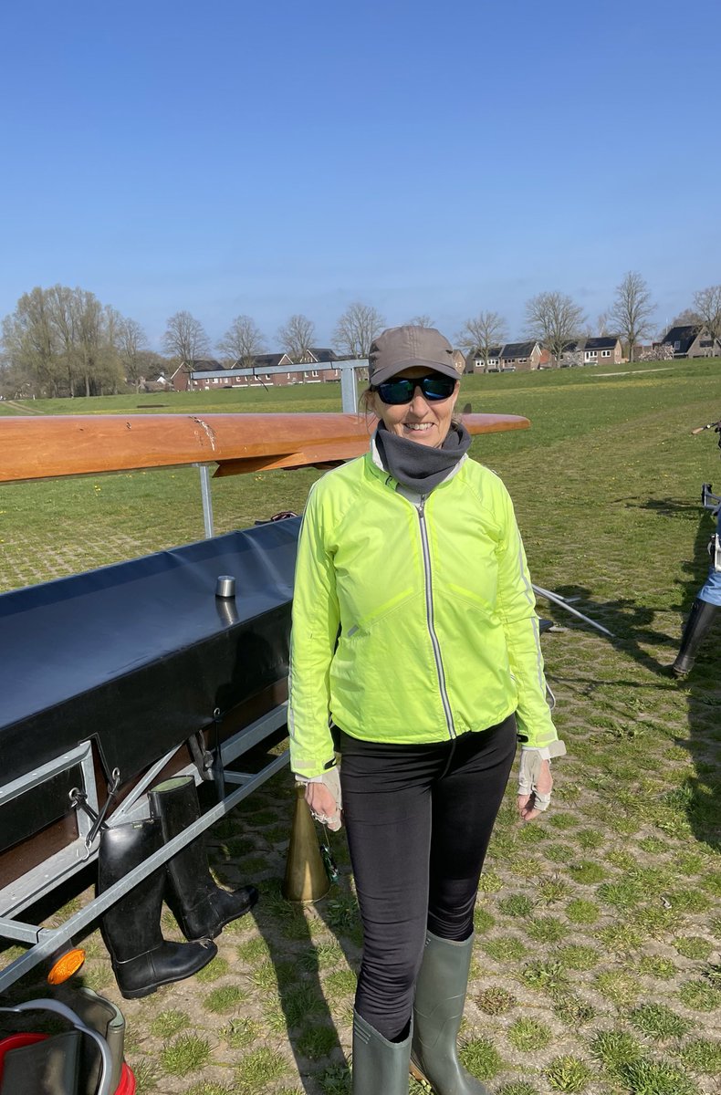 Met laarzen de boot in, net als bij de Boatrace 🤩 
Coaching van Nadine van Wijk op de Vecht bij Dalfsen .
Prachtige old timer wedstrijd boten, super fijn roeien in 2x😇
Tip van de dag: neus vóór je knieën!