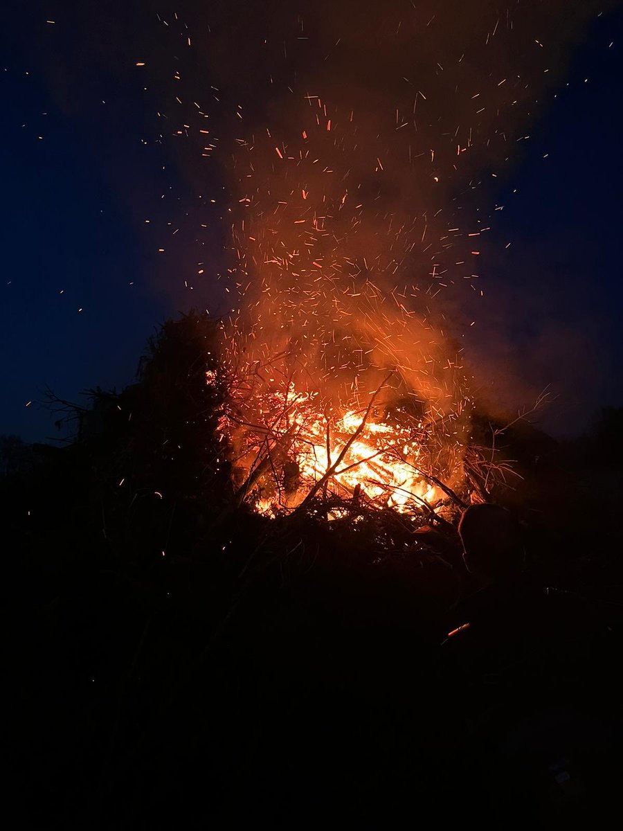 PieterOmtzigt's tweet photo. Paasvuur Lonneker

- een van de Twentse tradities-
Wel een stuk kleiner maar niet minder druk of gezellig https://t.co/lVEO6J4mrP