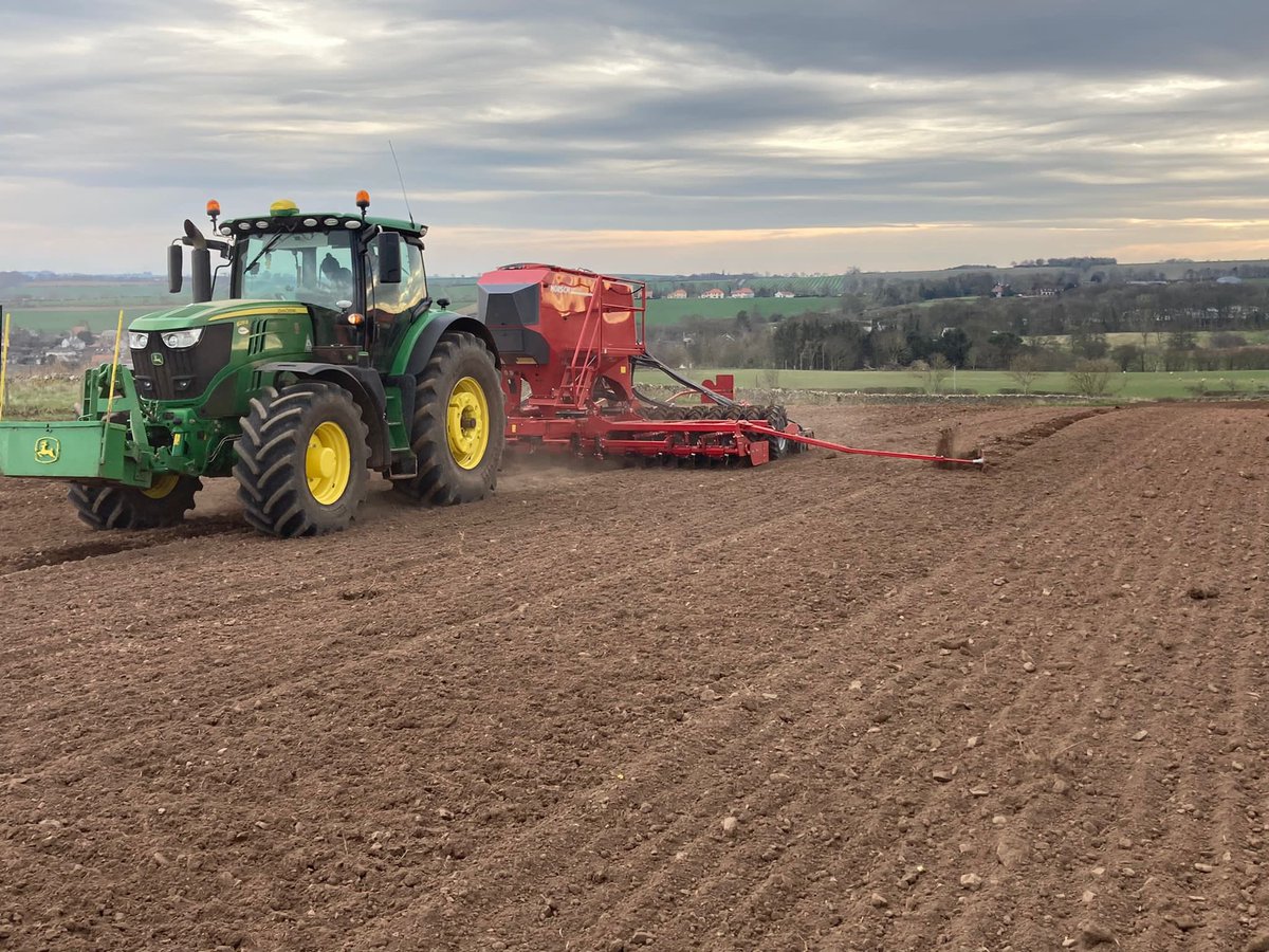 annabelhami11's tweet photo. Plenty going on this Easter π£ weekend! Drilling spring barley ππ¨, solid and liquid fertiliser π°π° going on as well as keeping going with WW T0βs! Heavy dew in the morning making a short day along with high winds π¨ this afternoon making it tricky π₯΄! #crackingon https://t.co/R0bTPyDS4e