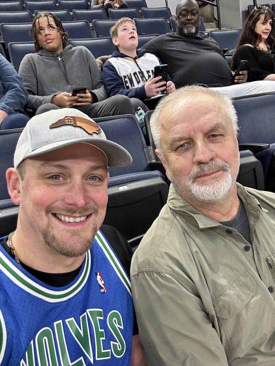 jakehuglen's tweet photo. #PackPix 🏀 #Howl 🐺 https://t.co/uCBsHcodq8