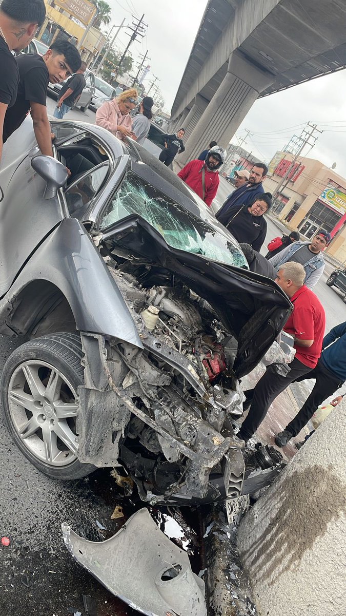 yadithvaldez's tweet photo. 🚑⚠️Reportan fuerte accidente en Avenida Aztlán a la altura de Col. Nueva Modelo en #Monterrey ⚠️🚑🚑 El conductor se encuentra prensado en el interior del vehículo… Solicitan apoyo de cuerpos de auxilio… 🚨🚨 https://t.co/vc1NHFN5Zf
