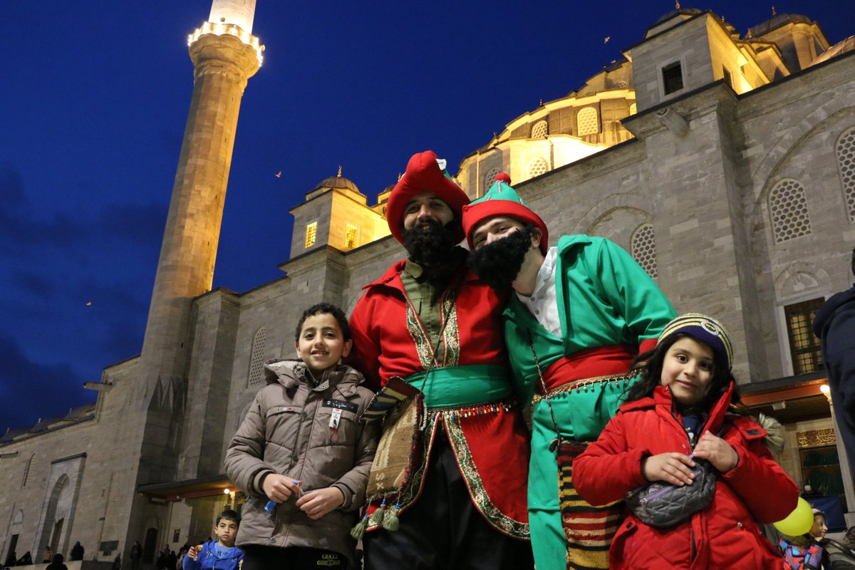 Bu sene de gönül ve muhabbet soframızı Fatih Camii'nin avlusuna kurduk. İstanbul'un dört bir yanından gelen kardeşlerimizle <a href="/mustugenclik/">Muştu Gençlik</a> tarafından düzenlenen Ümmet İftarı'nda bir araya geldik. Allah birliğimizi daim kılsın.