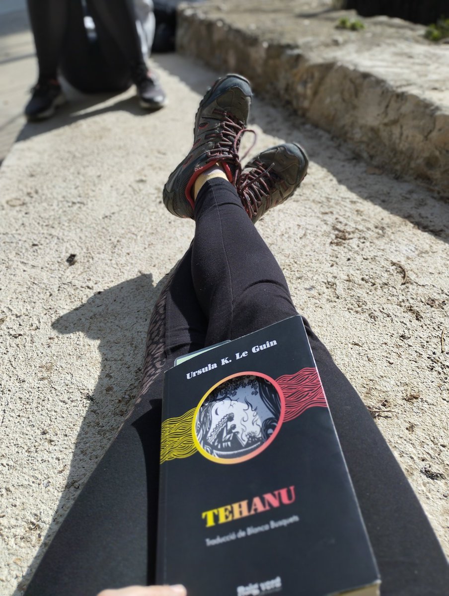 Encara no se com van tardar tant en reconèixer a aquesta dona 💜 Ara sé que sí que m'agrada la fantasia i la ciència ficció, almenys la de Úrsula K. Le Guin...

Psdt: Ah sí ja ho se! puto mundo hecho por i para los hombres 🤢😵‍💫