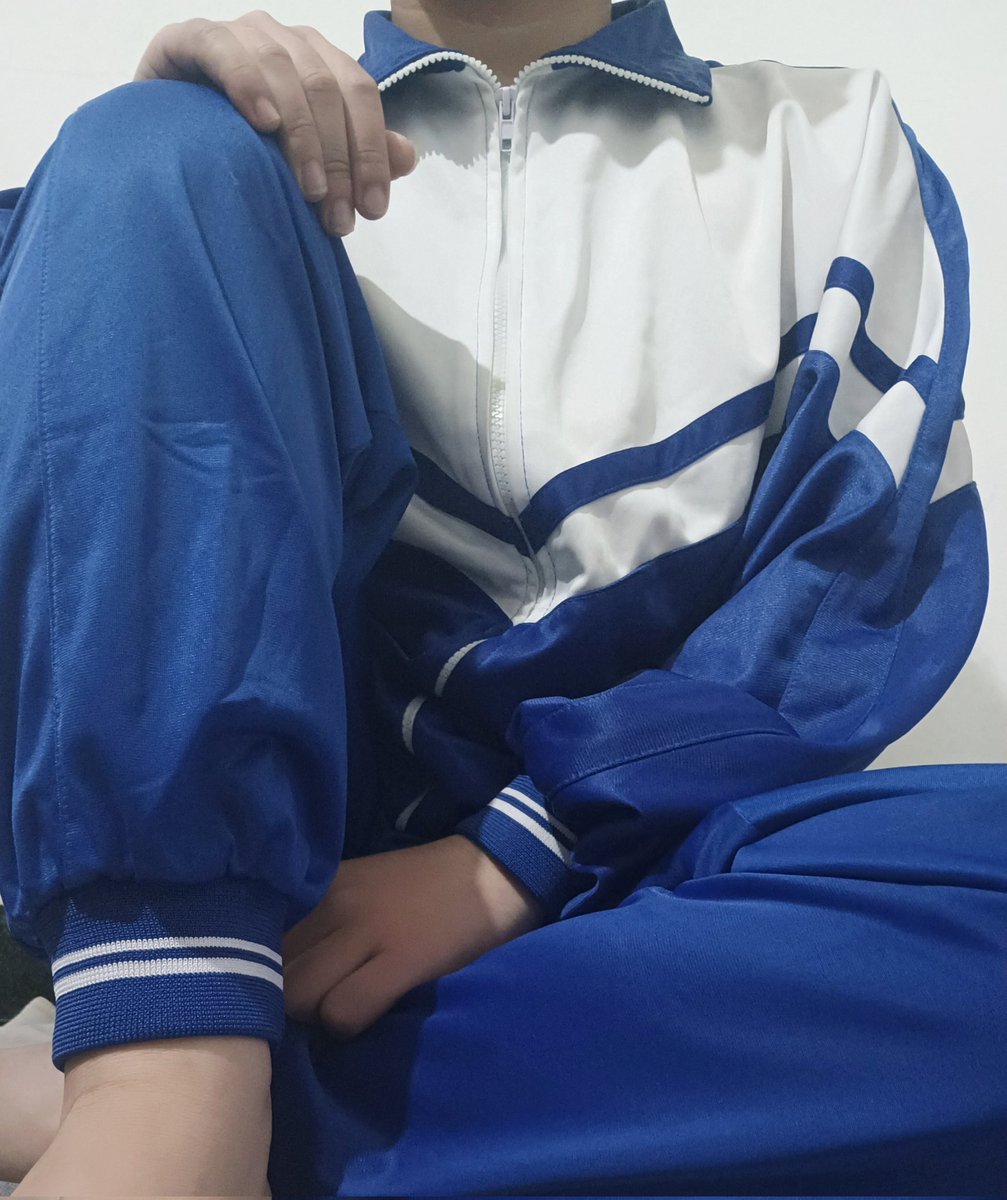wseezz's tweet photo. 最爱的校服 https://t.co/DMGPJWmocN