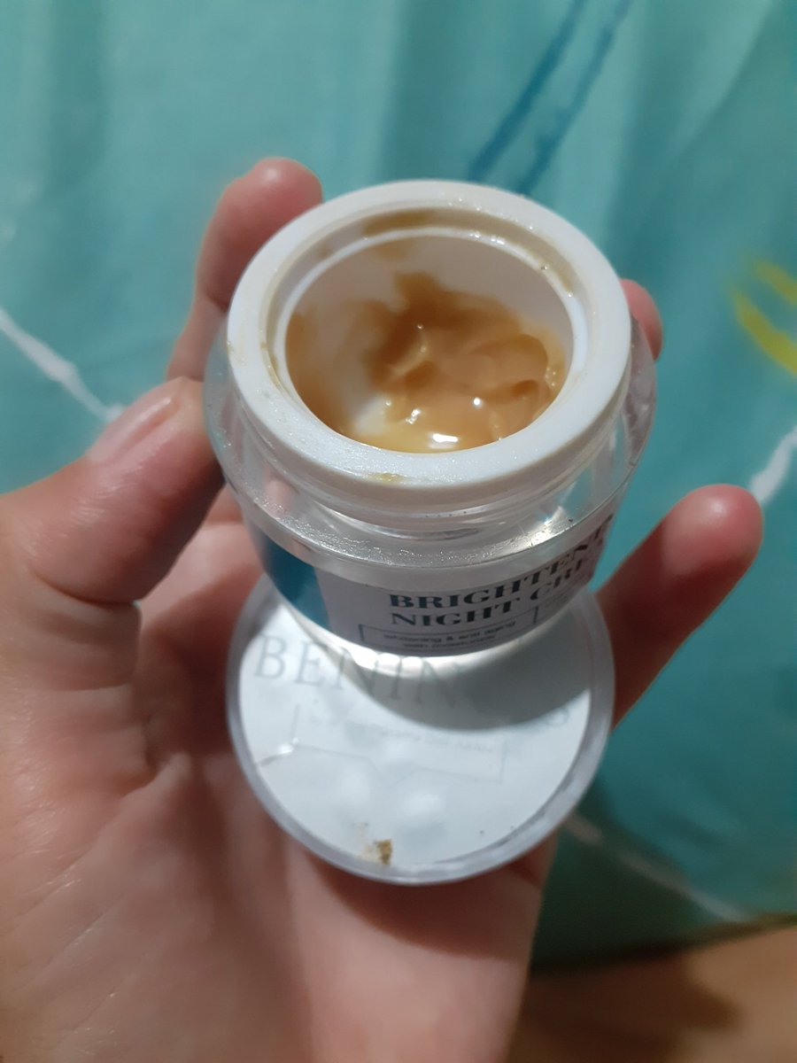 siyaChae's tweet photo. Ini night cream bening's kenapa yah ??  Ada yg tau??sejak ada rumor dari dr ricard gapernah make lagi,,tadi pas buka kok malah berubah warna gini..ih serem makin peracaya jadinya samaa pernyyataan dr ricard https://t.co/gqn6UBCJdv