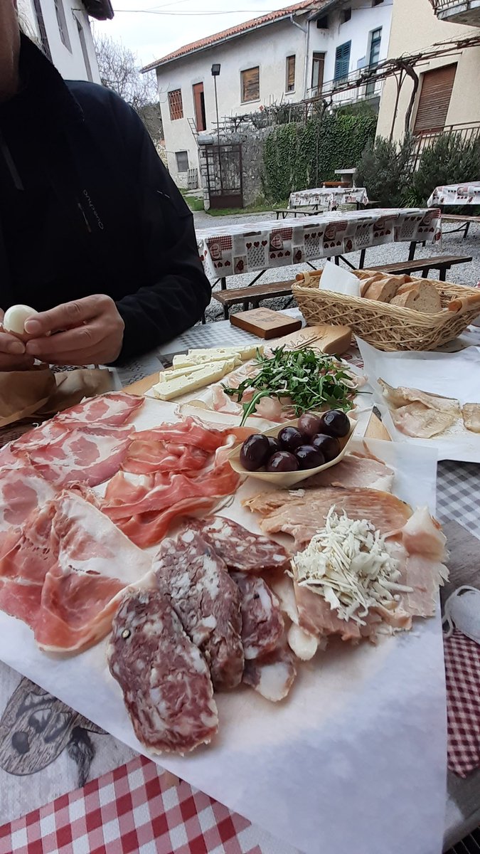 tati_vis's tweet photo. Il nostro pranzo di pasqua, in osmiza e senza parenti🍷🥚 #repen #trieste https://t.co/OUCihZrdy6