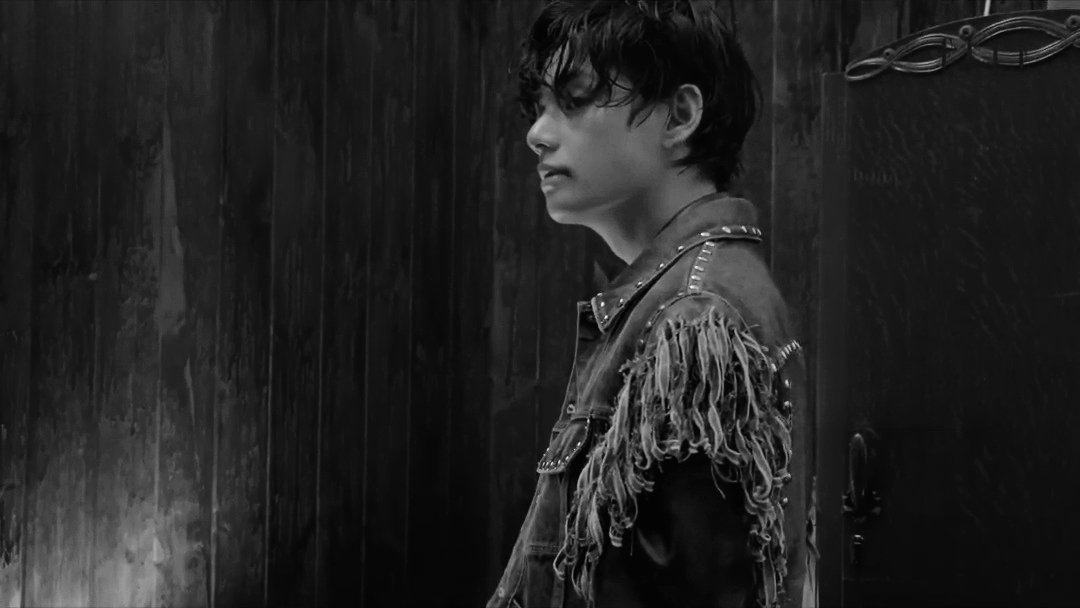 healwithtae's tweet photo. KIM TAEHYUNG — THE 'V'ISUAL GOD https://t.co/6XOl4FzNiB