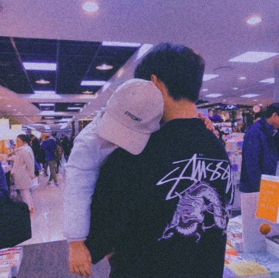 seolarsunny's tweet photo. VegasPete mini au onde...

Pete trabalha em um shopping fantasiado como o personagem Naloong

Ou

Vegas se descuida de Venice por um segundo e encontra o filho agarrado ao personagem, com olhos brilhantes de lágrimas jurando que o Naloong fugiu da TV https://t.co/i5HAEiD19l