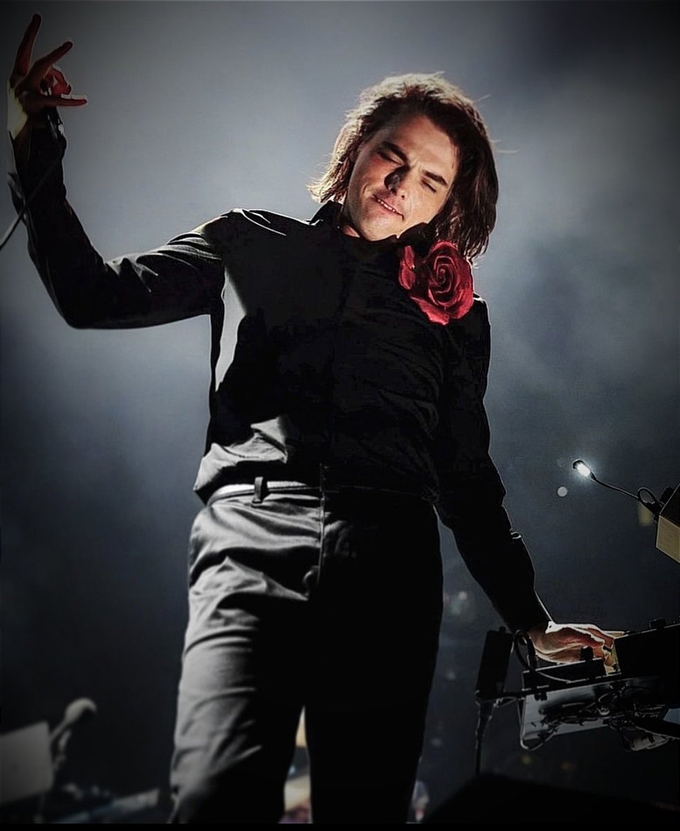 MyChemRev's tweet image. Happy Birthday Gerard Way 🥳🎉👑

📸IG: powersimagery/ tmobilearena