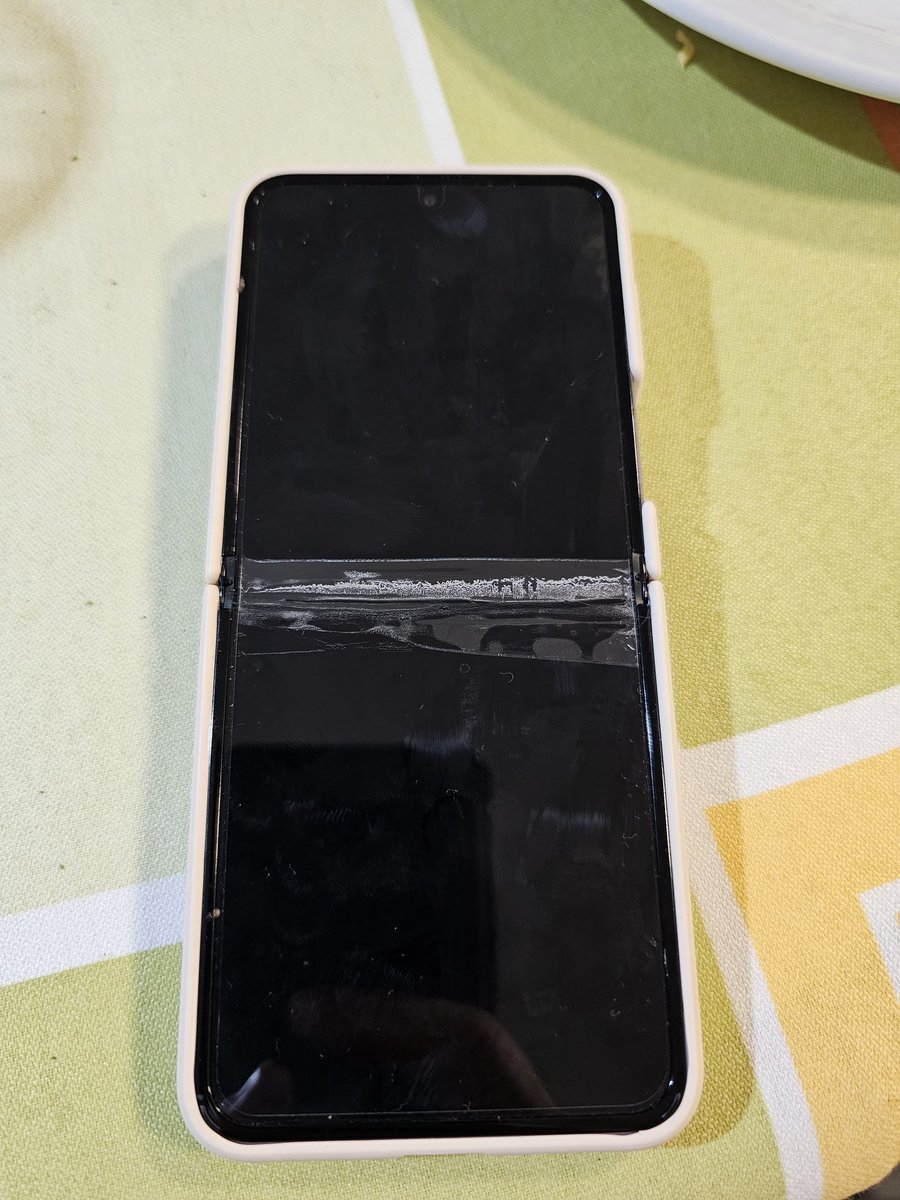 karter84's tweet photo. @SamsungArg No compres galaxy z flip 4, Tenemos uno con 5 meses de uso, se rompe el plástico que cubre, no tienen repuestos, nos hicieron hacer 30km para ponernos en lista de espera. No nos quieren cambiar el equipo por otro modelo y es defecto de fabrica. @nicolasfischman @DNDConsumidor https://t.co/yA51DgnvbS