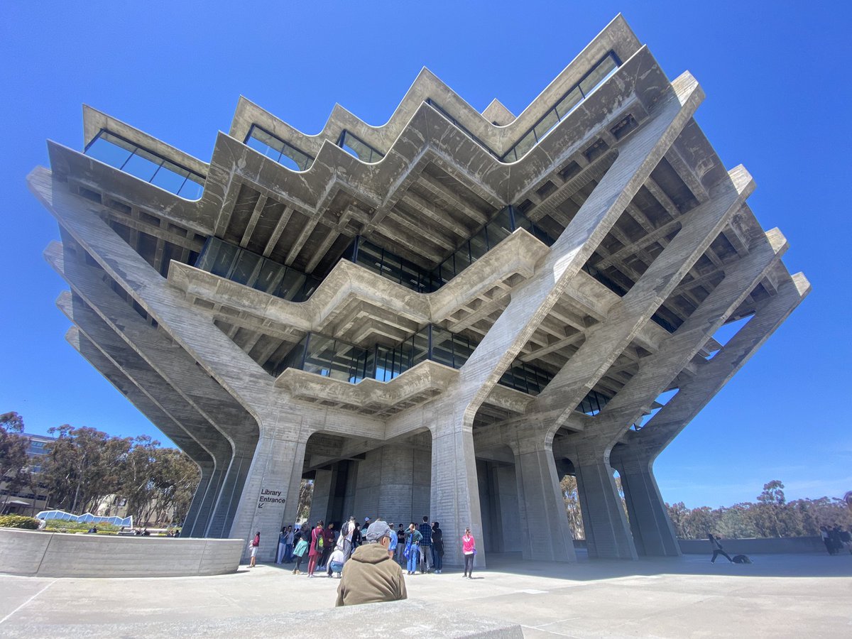 MichelleFierr20's tweet image. geisel50.ucsd.edu/about/architec…

We visited UCSD and found the Geisel Library an astonishing piece of architecture. The structure is reaching for the sky like a concrete tree it provides such a dramatic haven for students 👏🏽 

#geisellibrary #architecture #ucsd