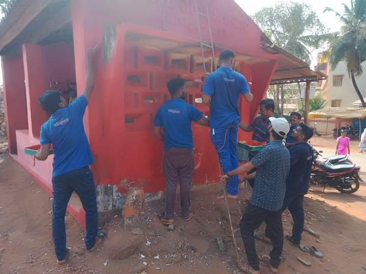 yuva_brigade's tweet photo. #SwachhBharat #CleanlinessIsHealth 
#YuvaBrigade volunteers cleaned and painted the bus stand at Gib High School. The paint was donated by the well wishers of our association
#April09 https://t.co/5X5C7sjLDk