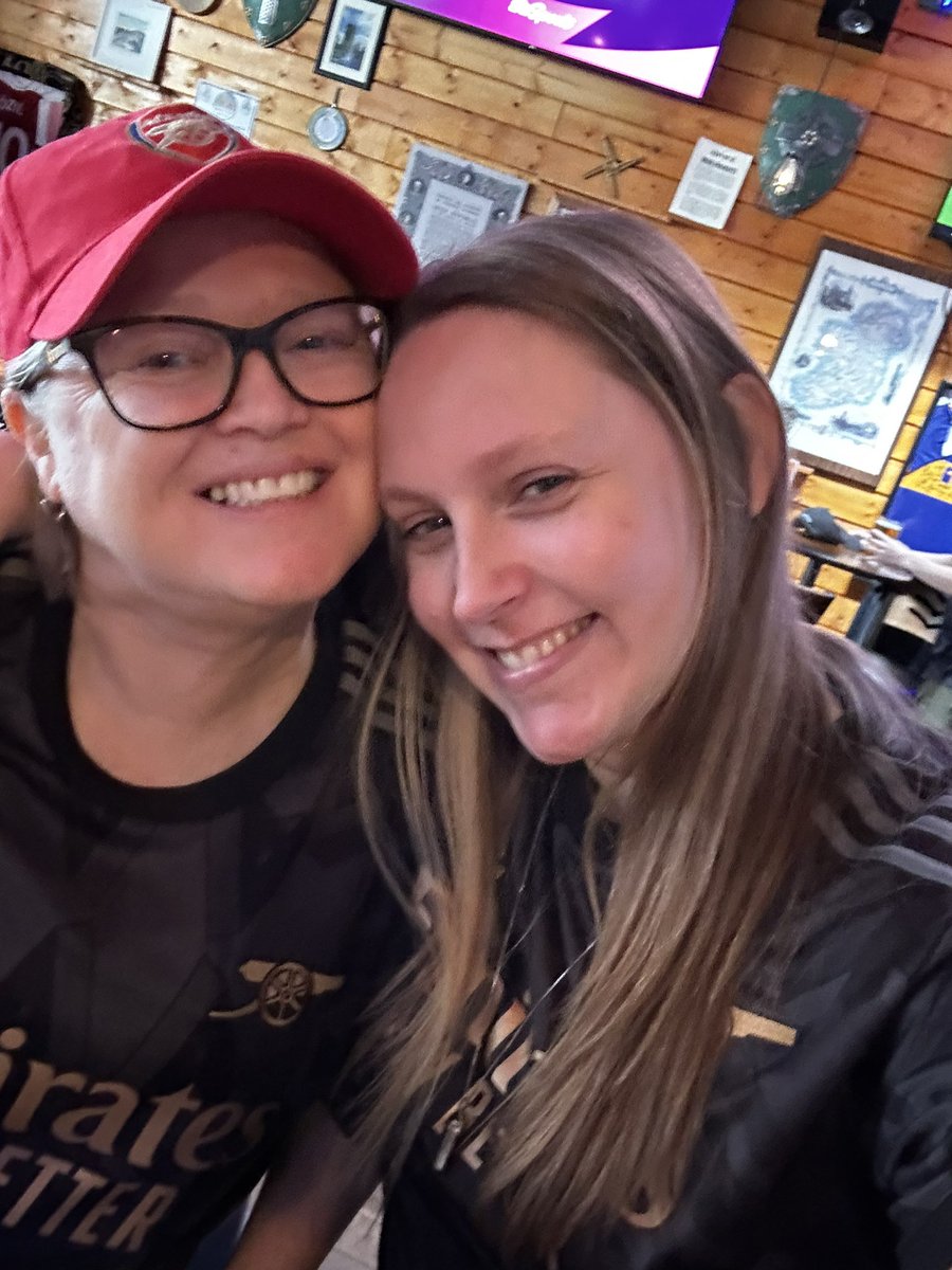 goonersgirl008's tweet photo. Finally, the return of the #bestfootballfriends with @LGoonerHoward!!! Let’s ‘av it, lads!!! #Arsenal #COYG #UTA #paddysofparkslope https://t.co/afZn73D3nt