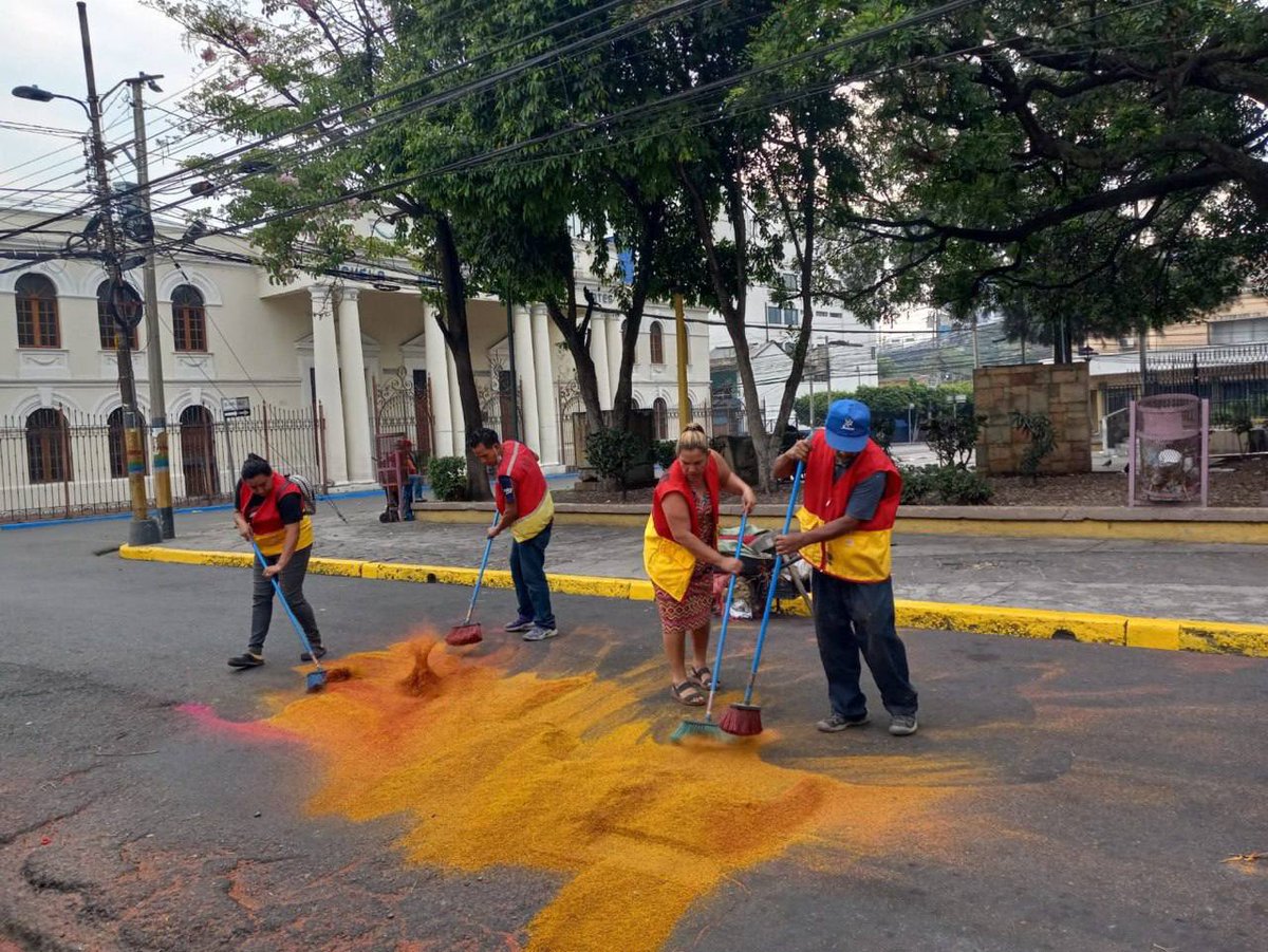 AlcaldiaDCHN's tweet photo. Comenzamos el domingo de resurrección trabajando en pro de la capital.
Nuestro equipo de limpieza se encuentra realizando jornadas de limpieza en el centro histórico y avenidas de Comayagüela.

Todos los días, este equipo se esfuerza desde tempranas horas para mantener limpio el Distrito Central. 
¡Recuerda siempre botar tu basura en los lugares adecuados! 🗑️ #PilasConLaBasura