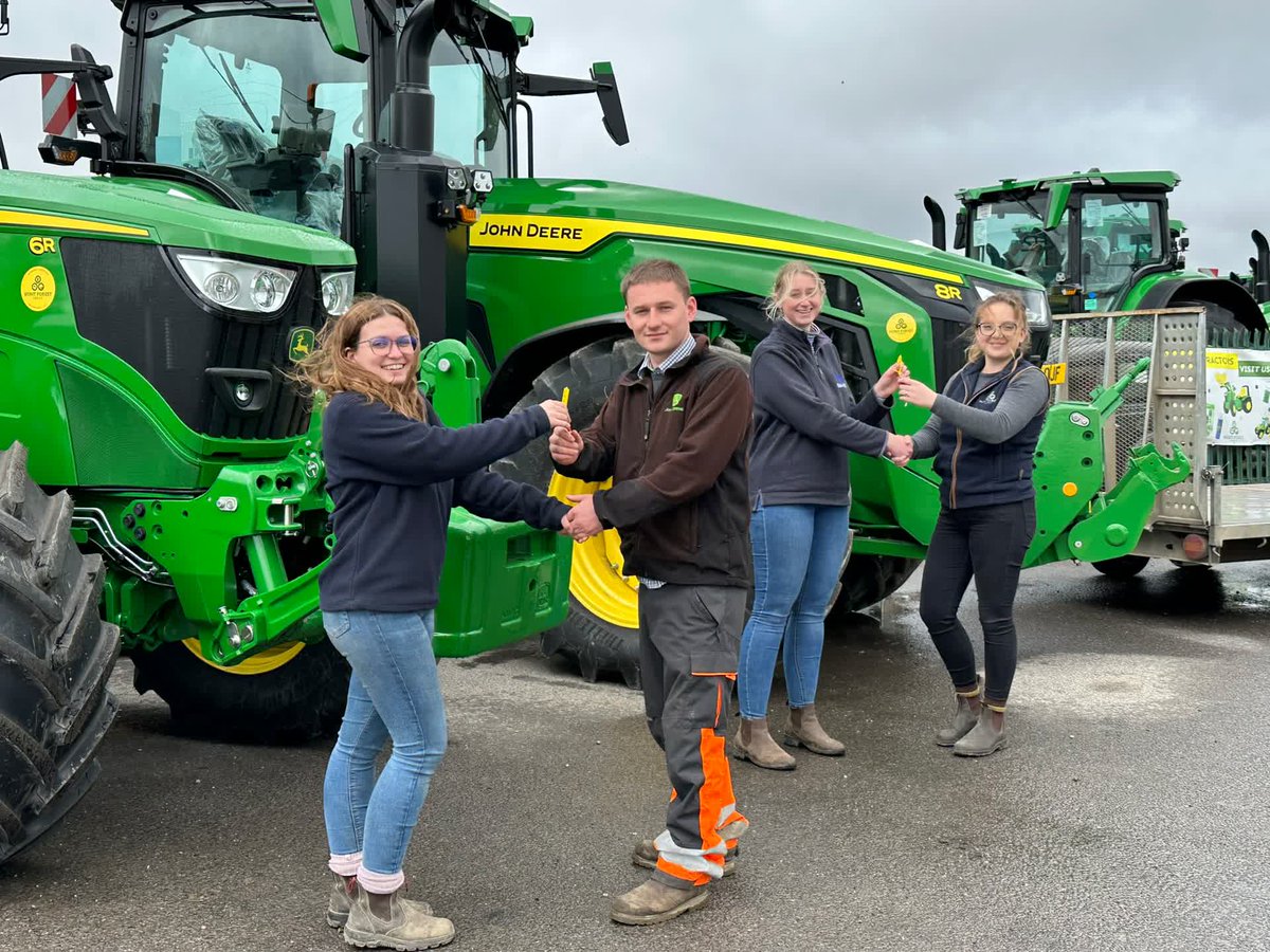 HuntForestGroup's tweet photo. 𝗗𝗢𝗨𝗕𝗟𝗘 𝗛𝗔𝗡𝗗𝗢𝗩𝗘𝗥 𝗗𝗔𝗬 🟡🟢
Ebony and Vicky from our Tilshead branch were on hand last week to hand over the Keys to @swhire new John Deere 6R 155 &amp; 8R 370 Tractors. #tractors #johndeere #tilshead #swhire #hfg #huntforestgroup https://t.co/xDSkCXvrXw