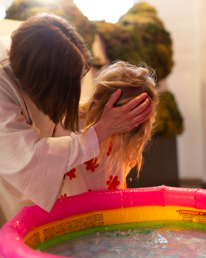 „Wir freuen uns, dass wir so viel fröhliche Taufen feiern konnten“, sagt  Susann Kachel, Pfarrerin beim Neuköllner Segensbüro.  23 Menschen  wurden dort heute beim Pop-up-Tauffest  getauft. "Das waren sehr  bewegende Begegnungen."
#taufen #ostern2023 
@ekbo_de <a href="/TspLeute/">Tagesspiegel Bezirke</a> <a href="/epdOst/">epd Ost</a>