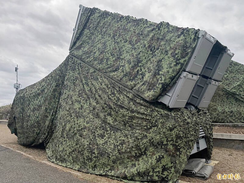 Images of one of the Taiwanese anti-ship missile batteries deployed across #Taiwan this weekend due to #China's exercises.

This particular camouflaged anti-ship battery was spotted at a parking lot on the Hengchun peninsula, at the southernmost tip of Taiwan.  #Taiwancrisis