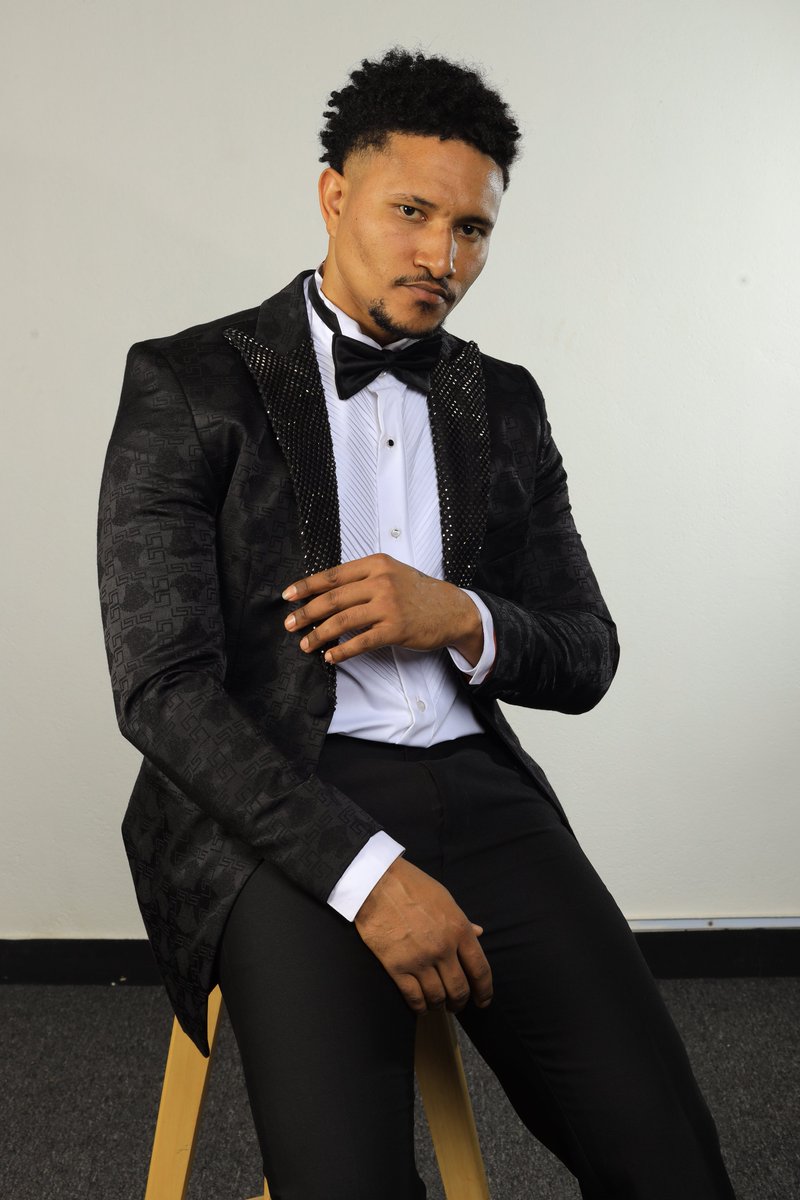 NARVYSUEATELIER's tweet photo. #versace Pure luxe affair…
#madeinuganda
ORDERNOW (+256780264791)
Suit @NARVYSUEATELIER
#luxury #groom #groomsmen
#bespokesuit #weddings #formalwear #suit #kaftansuits #suitharks #tailoredsuit #menswithstyle #menswear #dapperstyle #fashionlover https://t.co/hyhbvRX3Os
