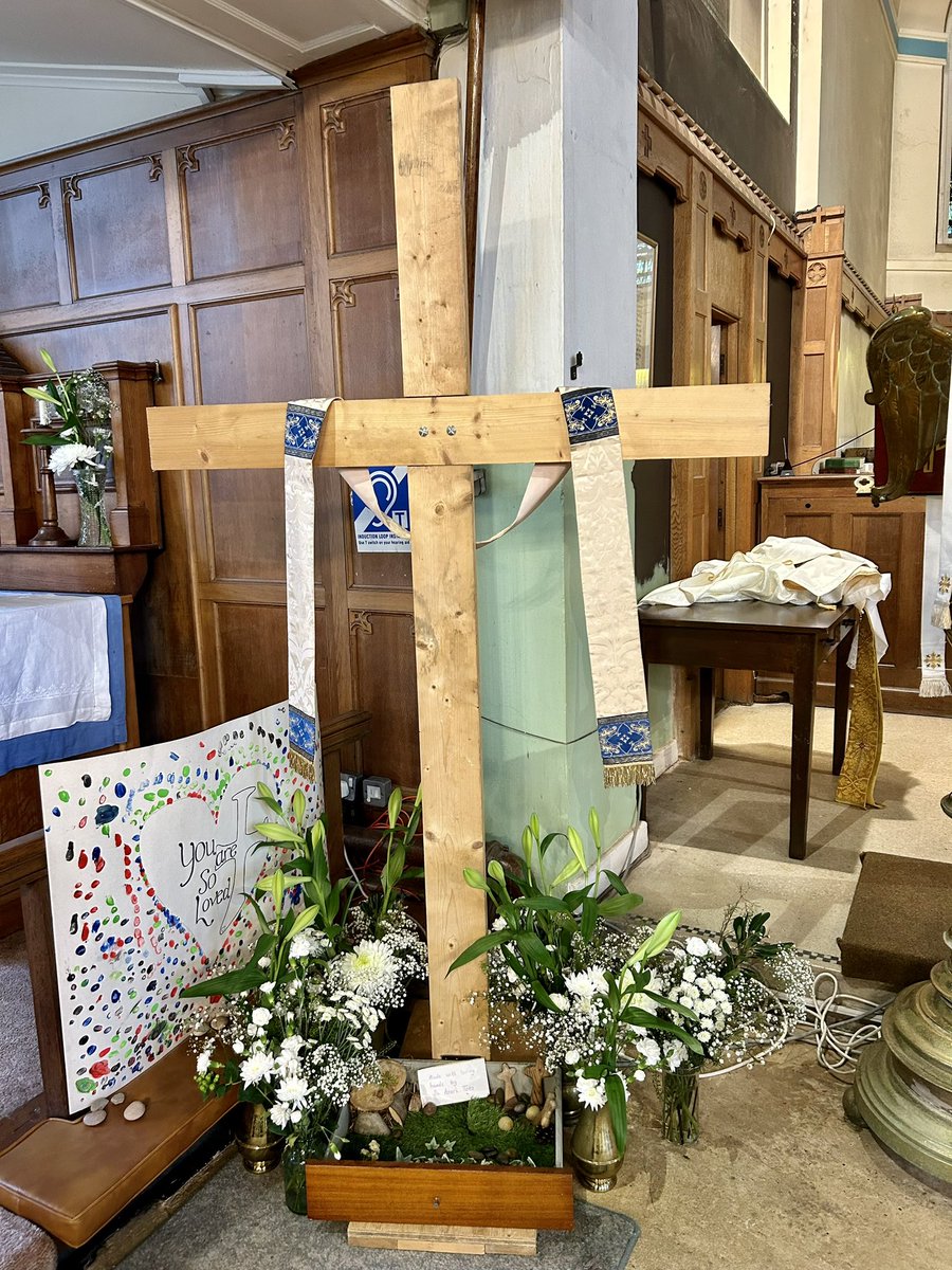 MthrVictoria's tweet photo. Easter @StPetersCradley in the wind of the Spirit of the Risen Lord up #cradley hill ! Holy mysteries, song, joy, bacon butty breakfast, Easter egg hunt and the liturgical smashing of the giant Easter egg! Alleluia! He is risen! He is risen indeed! Alleluia! 
Happy Easter, all! https://t.co/kwpZltOD2N