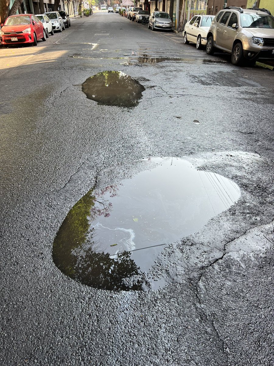 CESDIM's tweet image. Ayúdenme a retwitear esta fuga de agua en Miguel Schultz 19, en la San Rafael me da dolor que haya cortes y aquí desperdiciándose el vital líquido @vecinosdelecuau @AlcCuauhtemocMx @SandraCuevas_