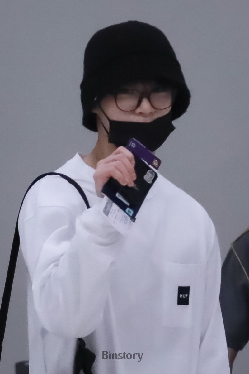 Binstory_0126's tweet photo. 230409 BKK 출국 

빈아 잘자욥🫶🏻

#문빈 #아스트로 #ASTRO #MOONBIN https://t.co/zsKFH0tENB