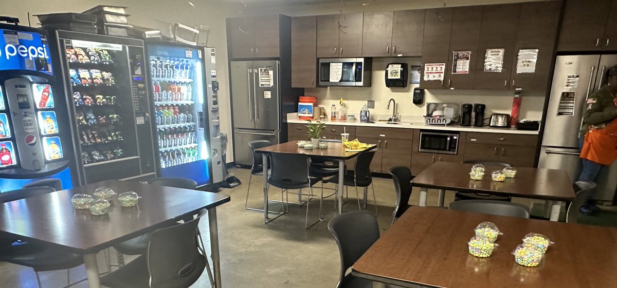 Happy Easter! 🐰🐣 🧁🍬