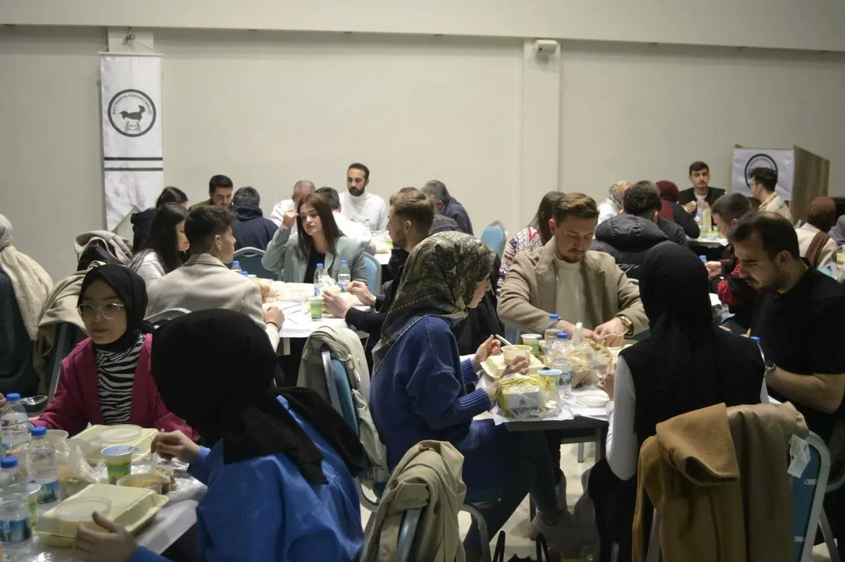 EdirneBatob's tweet photo. BATÖB ailesi iftarda buluştu 🌙

BİHLİMDER Kültür Merkezindeki iftarımızda arkadaşlarımızla ve genç kuruluşlarımızın yöneticileriyle bir araya geldik. Hep birlikte iftar edip beraberliğimizi pekiştirdik. Katılan ve emeği geçen arkadaşlarımızın hepsine ayrı ayrı teşekkür ediyoruz. https://t.co/Uo2ZYNXUi7