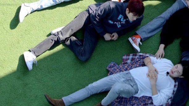 every_day_WH's tweet photo. 아니 친구를 이렇게 따뜻하게 볼 수 있나요? https://t.co/ursGDT6pFw