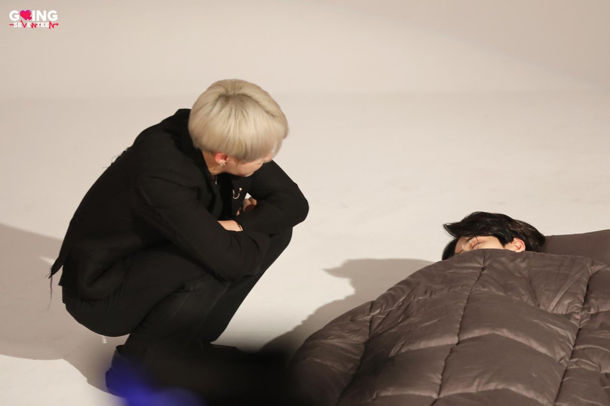every_day_WH's tweet photo. 아니 친구를 이렇게 따뜻하게 볼 수 있나요? https://t.co/ursGDT6pFw