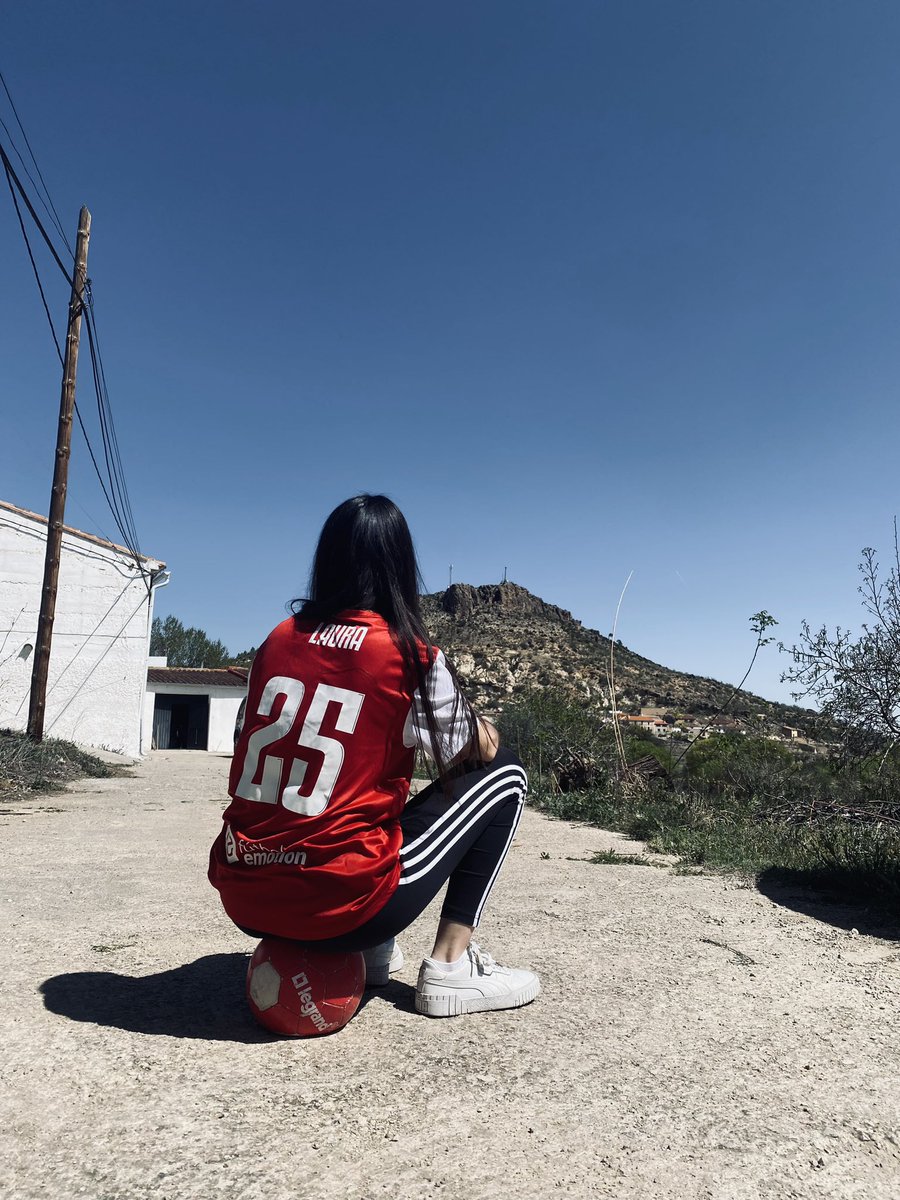aficioncatedrat's tweet photo. Nos llegan más fotos de los aficionados, que locura es esta???? 
ESTAMOS EN OCTAVOS 💪🏽🔴⚫️ https://t.co/b9AY6pcjpm