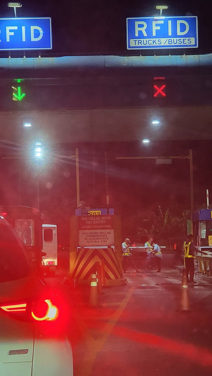 bobetl's tweet photo. Kung kelan madaming sasakyan ang nakapila dun pa kayo naglinis ng toll booth @CaviteXpressway https://t.co/x80ESd2XPF