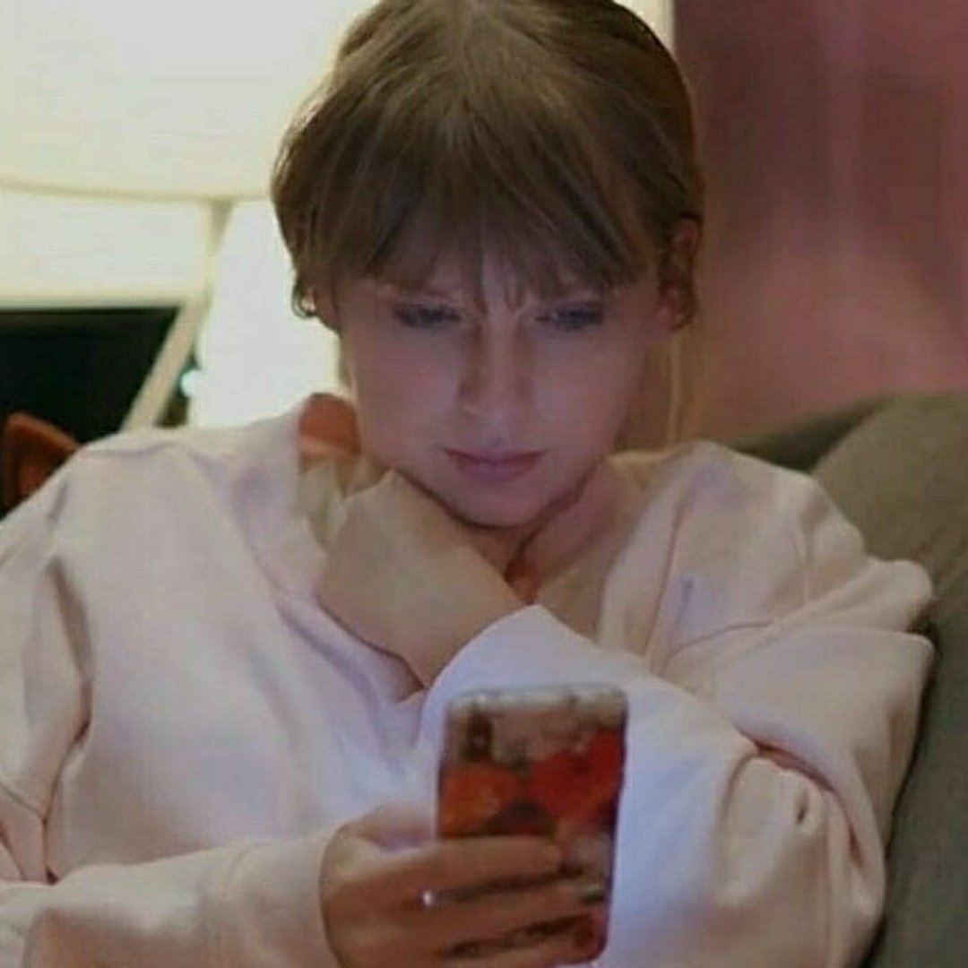 folklorerr's tweet photo. pensando como é q essa mulher tá pq os swifities td puro suco do caos e a mulher gravando clipe https://t.co/OdfDfsbUkD